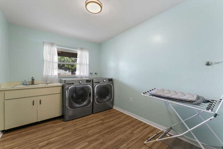Toss the beach towels in here and forget about it — front-load washer/dryer pulling its weight while you are back at the pool.