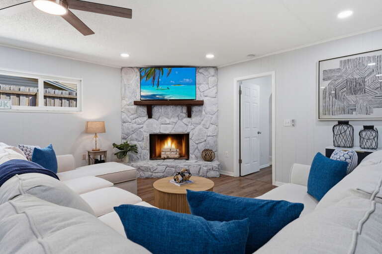 Pull up to the sectional and let the night unfold however you like in the main gathering room.