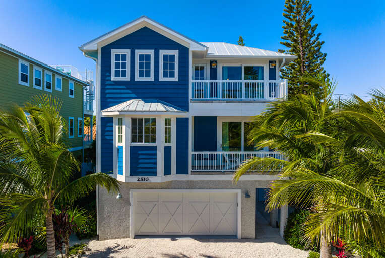 Roll the whole crew's cars into the two-car garage and let the trip officially start — palm trees, clean lines, and zero doubt you found the right house.