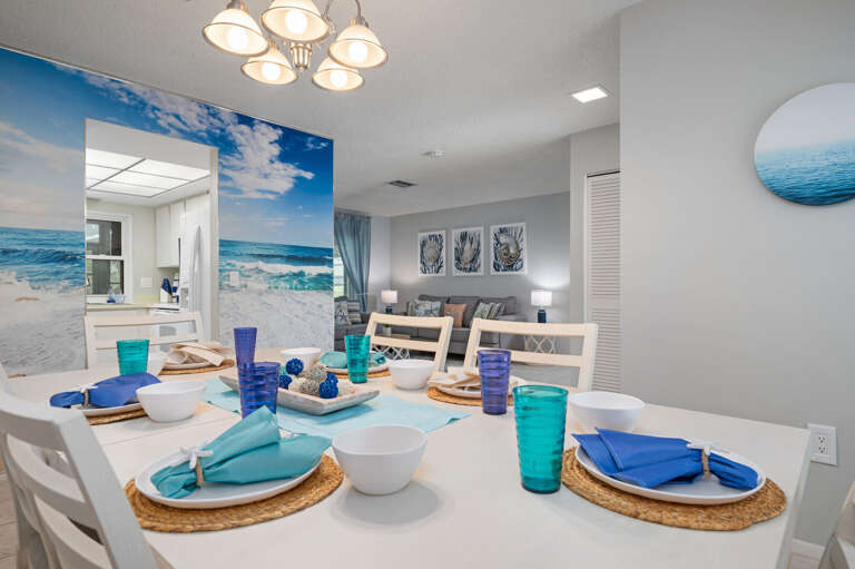 Dining room that seats 6 people