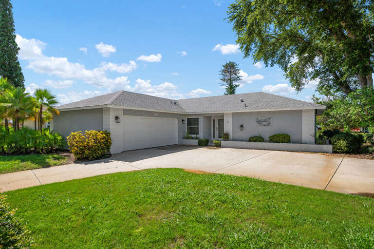Front of house with large circle driveway for plenty of parking