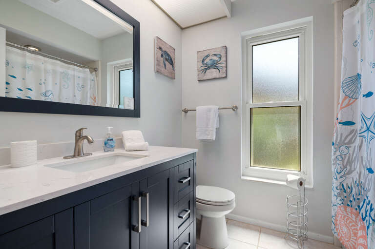 Guest bathroom with a shower/tub combo