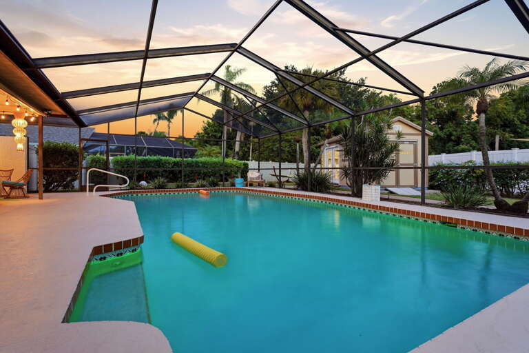 Float a noodle in, grab a drink, and watch the sky change from inside the water. Nobody moves quickly once they're in this pool.
