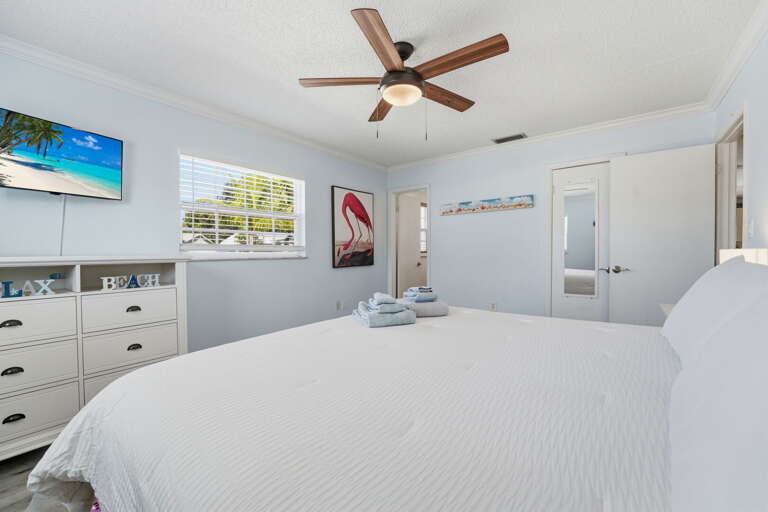 Settle into this guest room with a queen bed, smart TV, and good natural light. No one gets the short end of the stick here.