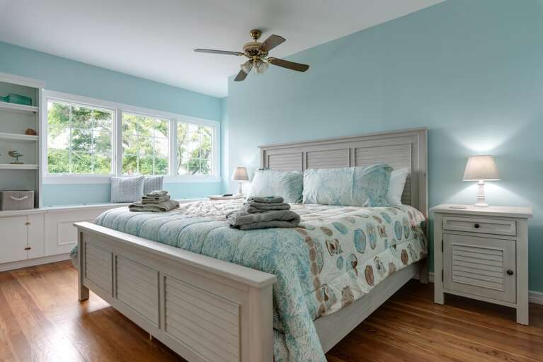Settle into the king bed upstairs and wake up to the same bay view the master suite gets, just one floor up.