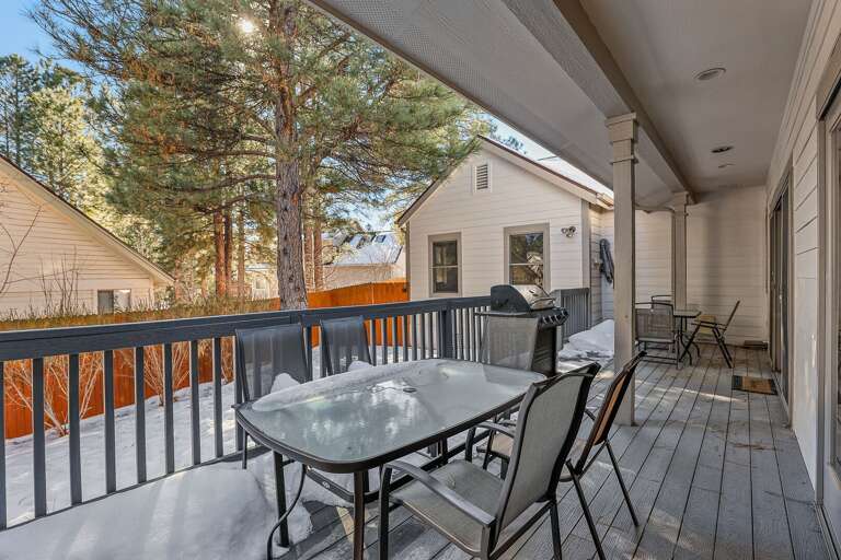 Outdoor dining for 6 Outdoor dining for 6