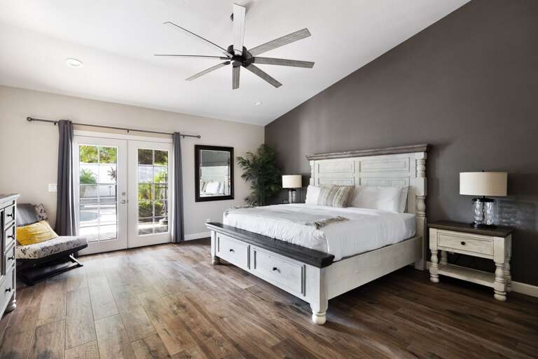 Main Suite w/ King Bed Main Suite w/ King Bed