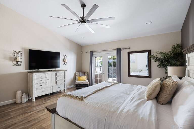 Main Suite w/ King Bed Main Suite w/ King Bed