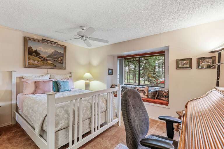 Bedroom 2 - 1st Floor: Includes a queen-size bed and easy access to the shared full bathroom. Bedroom 2 - 1st Floor: Includes a queen-size bed and easy access to the shared full bathroom.