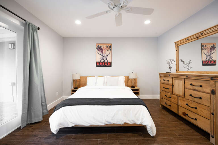 Main Suite w/ Queen Bed Main Suite w/ Queen Bed