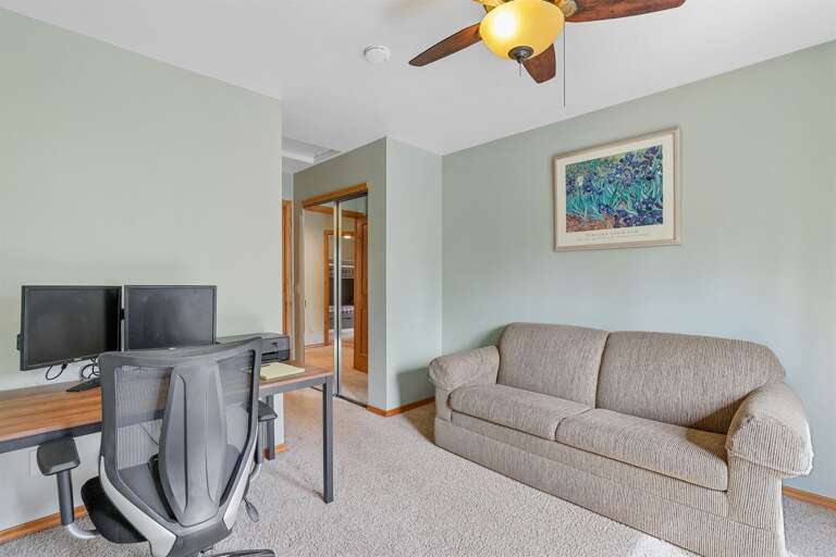 BEDROOM 3: Queen-size bed in the office room with dedicated workplace, equipped with desk, 2 monitors, pinter and ergonomic chair, offering comfort and practicality for a group. BEDROOM 3: Queen-size bed in the office room with dedicated workplace, equipped with desk, 2 monitors, pinter and ergonomic chair, offering comfort and practicality for a group.