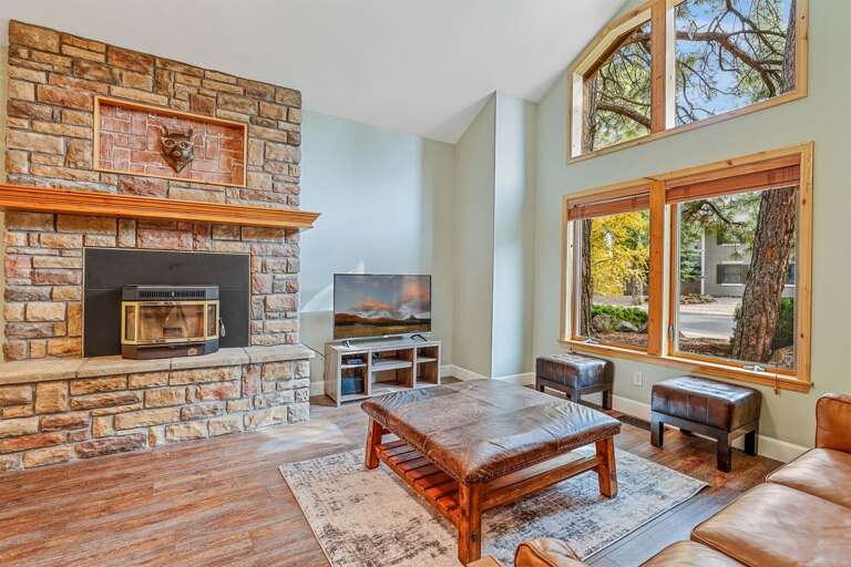 Inviting seating area with a cozy fireplace, perfect for relaxing and unwinding. Inviting seating area with a cozy fireplace, perfect for relaxing and unwinding.