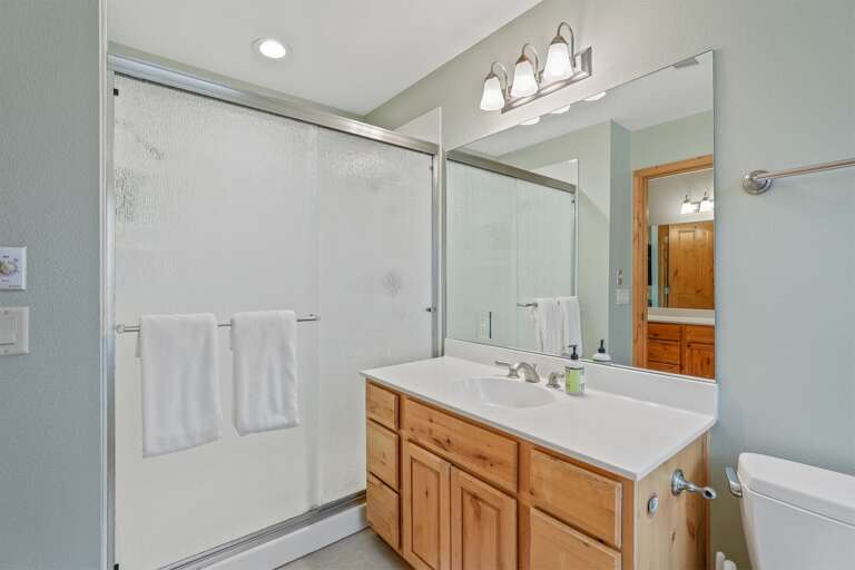Modern bathroom with shower, offering comfort and convenience. Modern bathroom with shower, offering comfort and convenience.