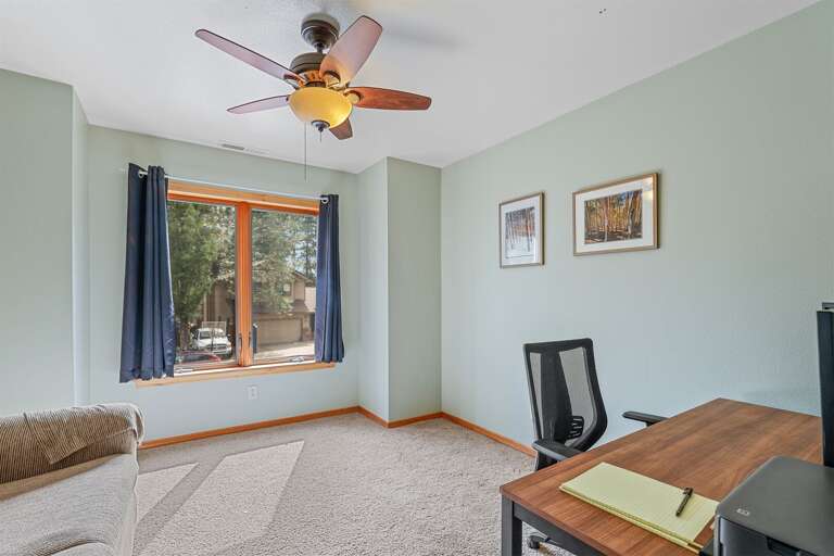 Quiet corner with a small work space, ideal for productivity and focus. Quiet corner with a small work space, ideal for productivity and focus.