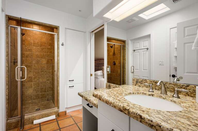 An ensuite to the Queen beds room.