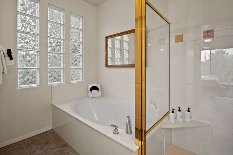 Full Master Bathroom w/ Tub & Shower Full Master Bathroom w/ Tub & Shower