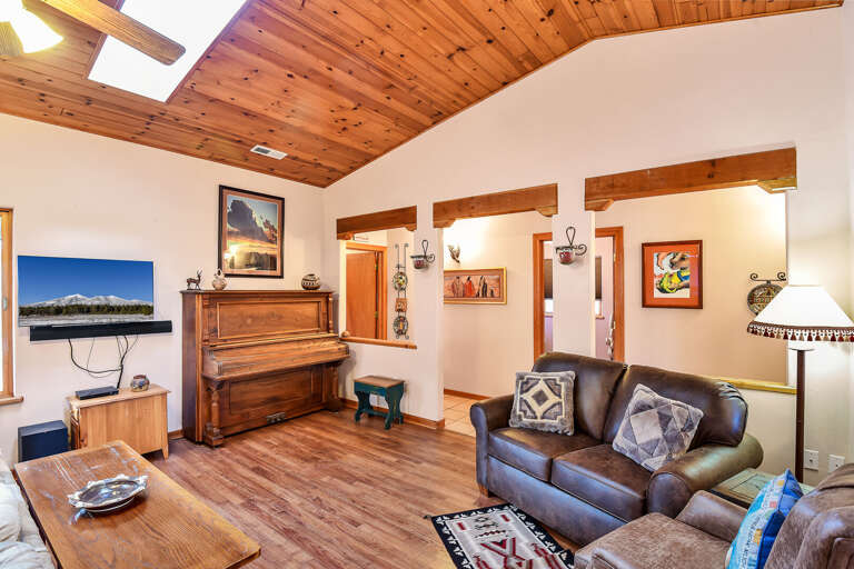 Bright and inviting living room, designed for comfort and cozy gatherings. Bright and inviting living room, designed for comfort and cozy gatherings.