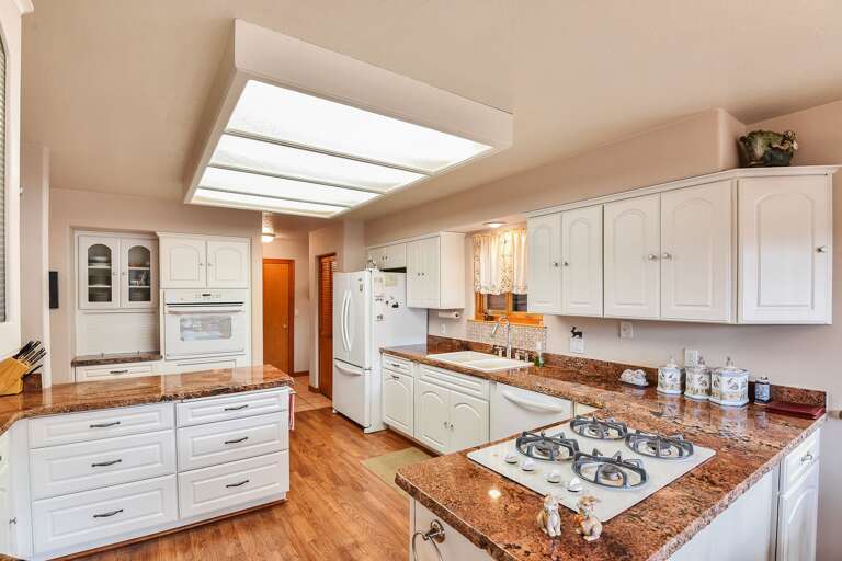 Bright and modern kitchen, fully equipped for all your culinary creations. Bright and modern kitchen, fully equipped for all your culinary creations.