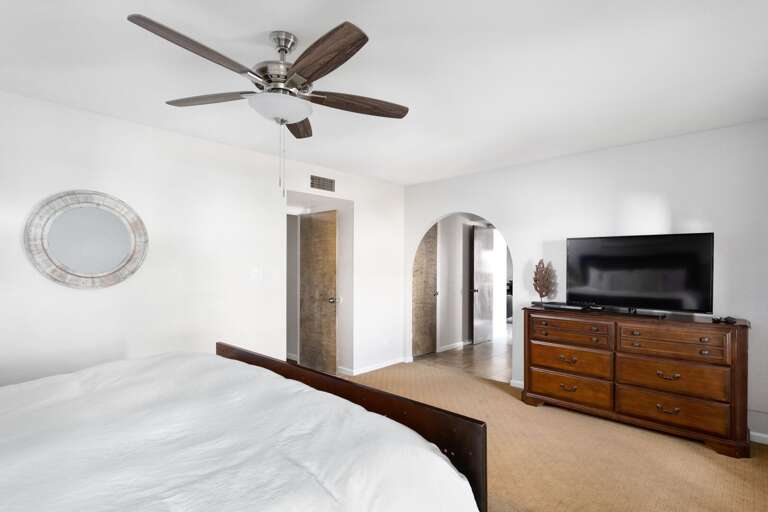 Main Suite w/ King Bed & TV