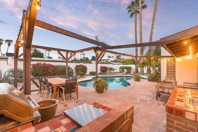 Outdoor Dining Area w/ Grill