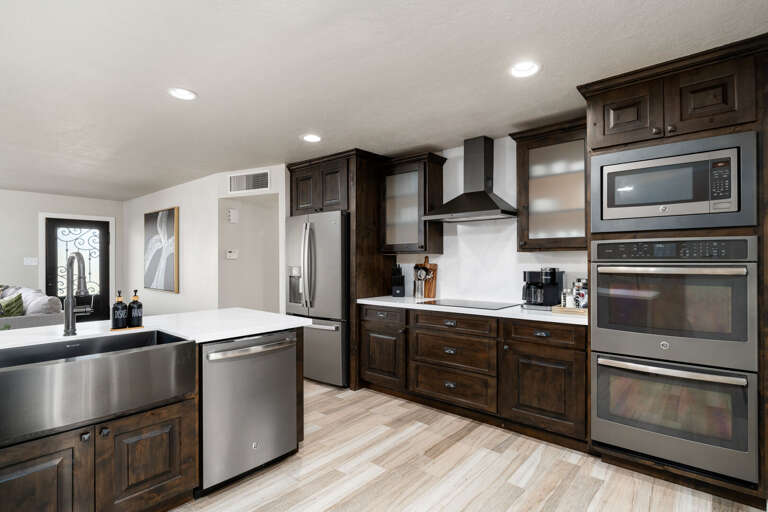 Modern kitchen, perfect for cooking family meals! Modern kitchen, perfect for cooking family meals!