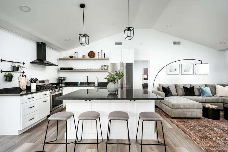 In the middle of all the entertainment you can sit at the kitchen island.