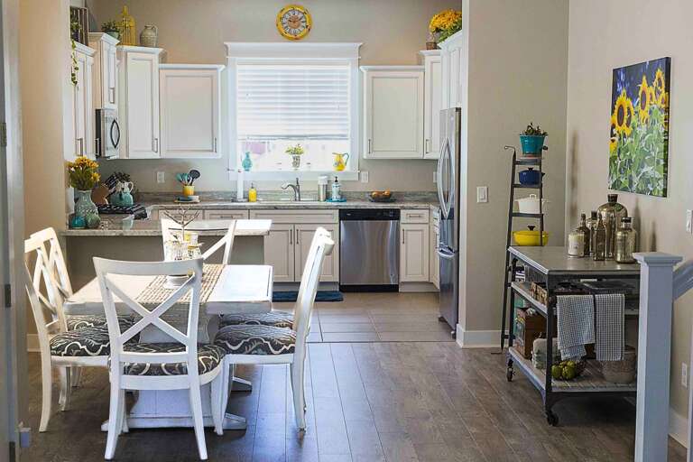 With spacious living areas, fully equipped with amenities, and a backyard built for relaxation, Cotton's Cabin is your dream escape