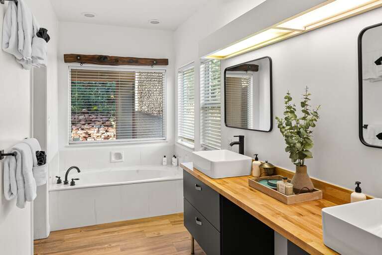 Full Bathroom w/ Soaking Tub Full Bathroom w/ Soaking Tub