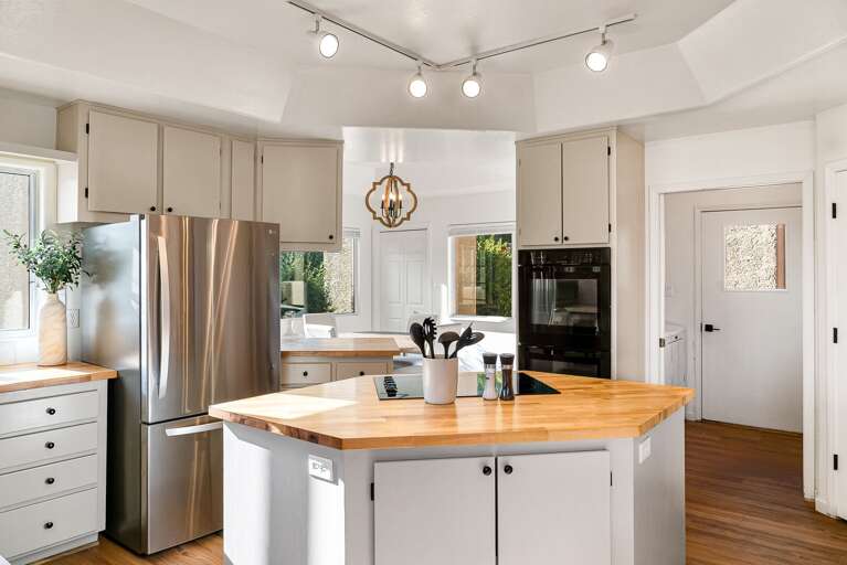 Fully Equipped Kitchen w/ Large Island Fully Equipped Kitchen w/ Large Island