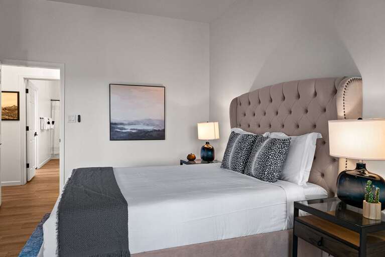 Main Suite w/ King Bed Main Suite w/ King Bed