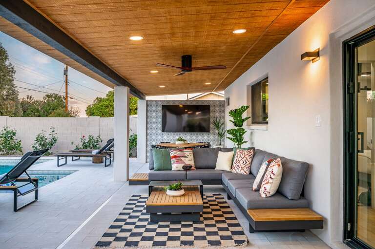 Outside entertainment has plenty of seating available. Outside entertainment has plenty of seating available.