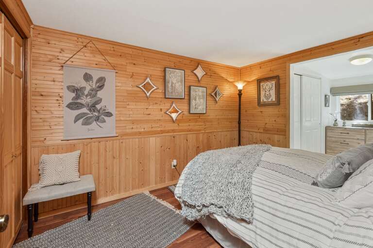 Master Bedroom: Queen bed with luxurious linens, lovely forest-style décor, and an en-suite bathroom with dual vanities and a shower/tub combo. Master Bedroom: Queen bed with luxurious linens, lovely forest-style décor, and an en-suite bathroom with dual vanities and a shower/tub combo.