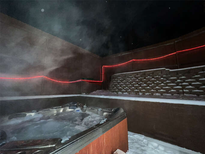 Enjoy the hot tub in the snow! Enjoy the hot tub in the snow!