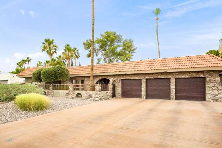 Large Driveway w/ Ample Parking Large Driveway w/ Ample Parking