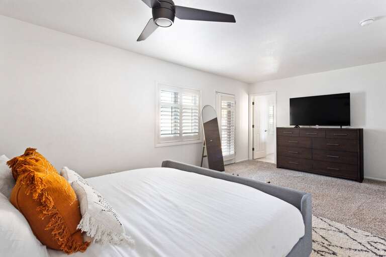 Main Suite w/ King Bed & TV Main Suite w/ King Bed & TV