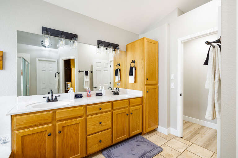 En-suite Bathroom 1: En-suite for Primary featuring a soaking tub, walk-in shower and double vanity En-suite Bathroom 1: En-suite for Primary featuring a soaking tub, walk-in shower and double vanity