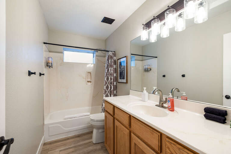 Full Bathroom 2: Located in the hallway for easy access with tub/shower combo. Full Bathroom 2: Located in the hallway for easy access with tub/shower combo.