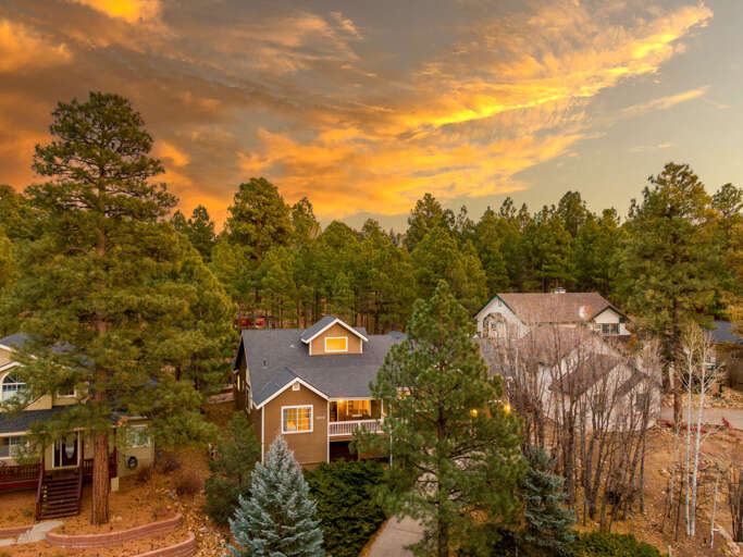 Sedona: Discover the stunning red rocks of Sedona, only a 45-minute drive away Sedona: Discover the stunning red rocks of Sedona, only a 45-minute drive away