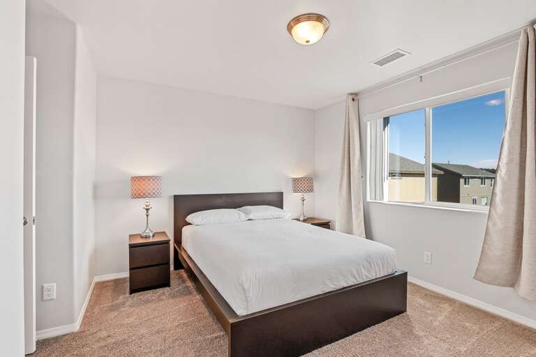 Queen Bedroom 3 : Queen bed and walk-in closet, sharing a Jack-and-Jill bathroom.
