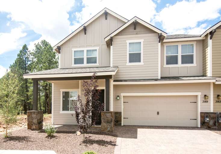 There is a maximum of 4 cars allowed. 2 on the driveway, and 2 in the garage. There is a maximum of 4 cars allowed. 2 on the driveway, and 2 in the garage.