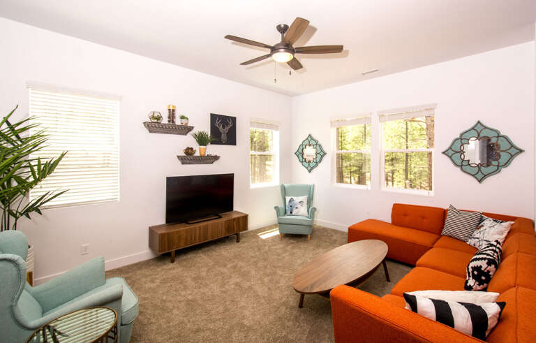 ✔ Open-concept living room with comfortable stylish seating and ceiling fan for added ambiance ✔ Open-concept living room with comfortable stylish seating and ceiling fan for added ambiance