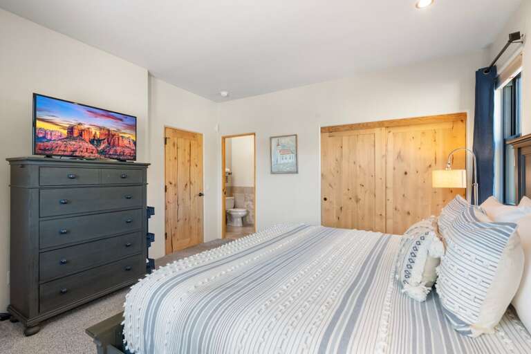 Bedroom 2 (Second Master en-suite): 
King bed with Vews, TV, and a private bathroom that includes a shower, toilet, and single sink. Bedroom 2 (Second Master en-suite): 
King bed with Vews, TV, and a private bathroom that includes a shower, toilet, and single sink.