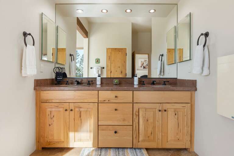 Master En-suite features a luxurious bathroom with a walk-in two-person shower, jacuzzi tub with stunning views, and double sinks. Master En-suite features a luxurious bathroom with a walk-in two-person shower, jacuzzi tub with stunning views, and double sinks.