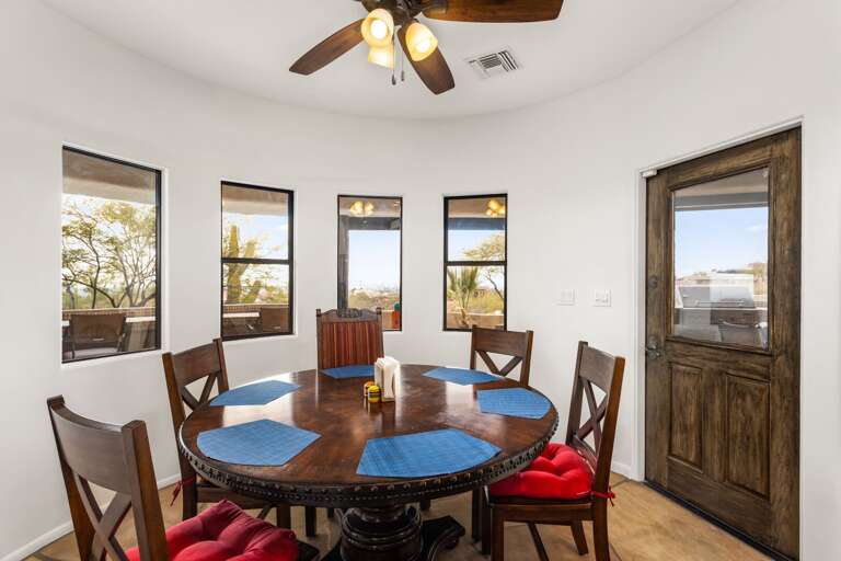 Dining Area w/ Seating for 6 Dining Area w/ Seating for 6