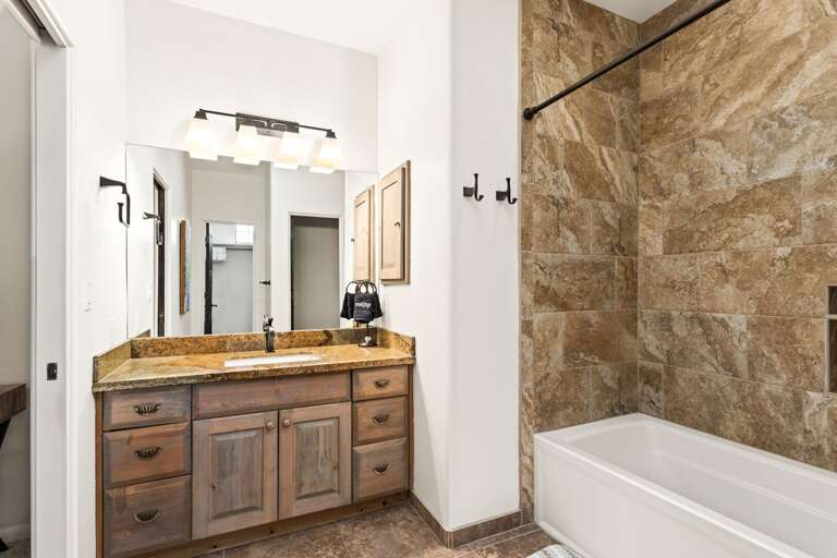 Full Bathroom w/ Tub-Shower Combo Full Bathroom w/ Tub-Shower Combo