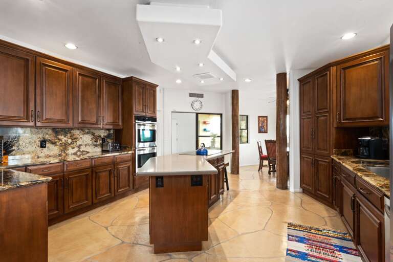 Fully Equipped Kitchen w/ Large Kitchen Island Fully Equipped Kitchen w/ Large Kitchen Island