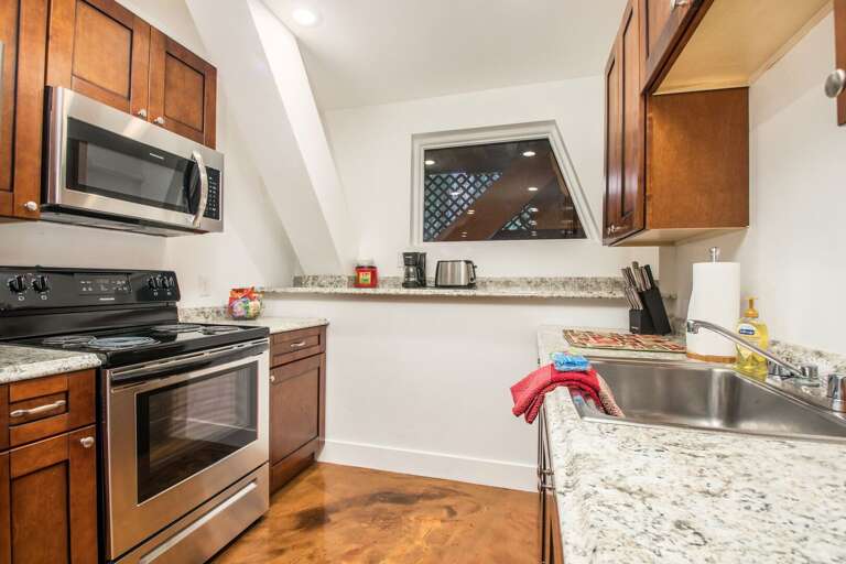 Stainless steel appliances, fridge freezer (with ice trays).