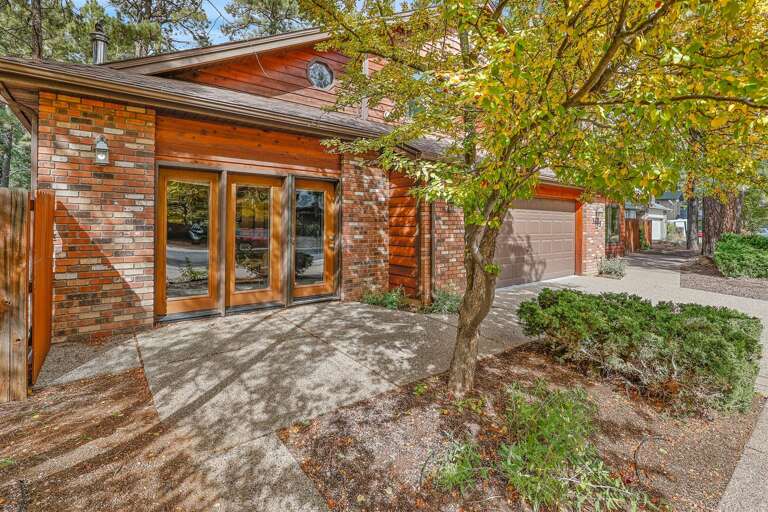 Just 20 minutes from Arizona Snowbowl, 1.5 hours from the Grand Canyon and a 30 min scenic drive to Sedona.