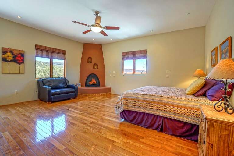 Spacious Living for Up to 10: Perfect for families and groups—luxurious single-level accommodations with 3 Bedrooms and 3 En-suite Baths