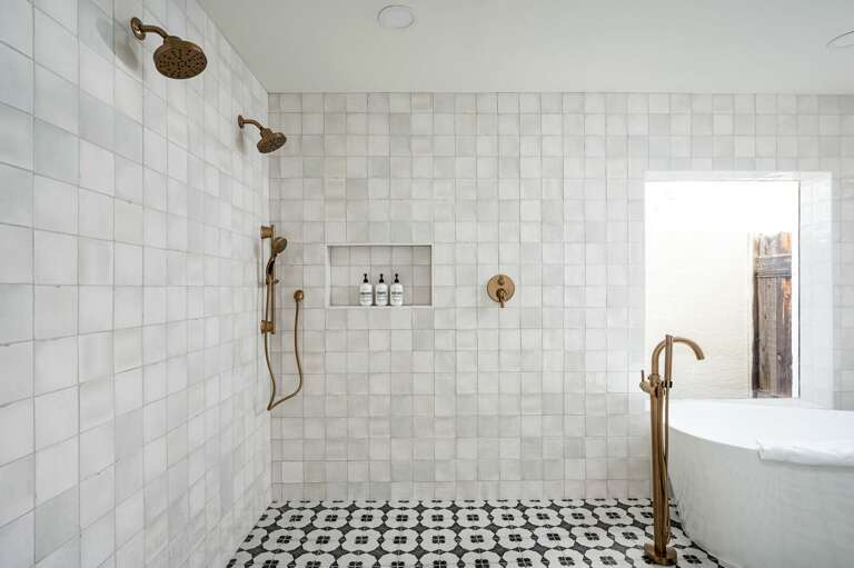 3 shower heads! 3 shower heads!